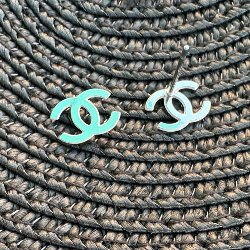 CHANEL Small silver earrings